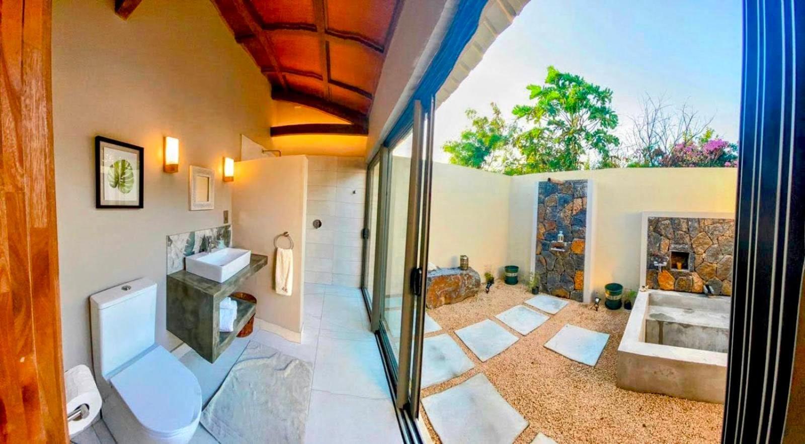 Lakaz Kannell - Vanilla Lodge, Secluded Outside Bath & Shower Infinity Pool Cap Malheureux Bagian luar foto